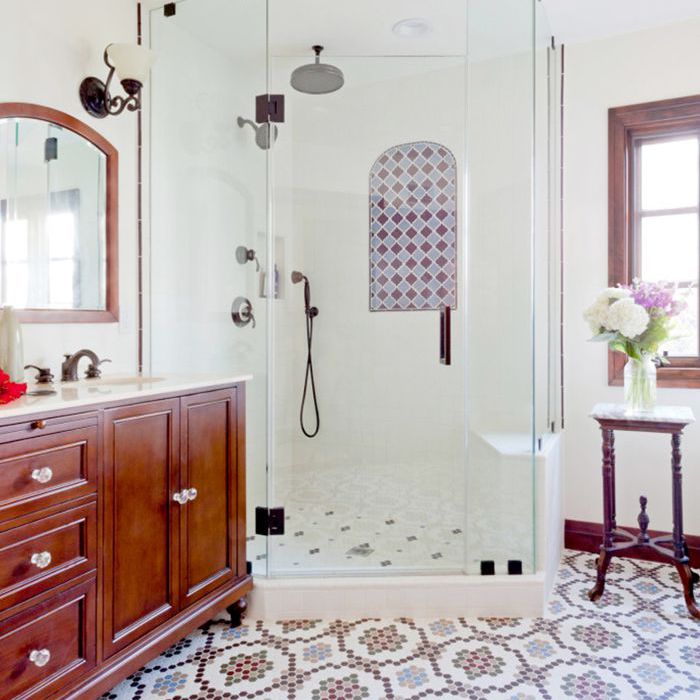 马赛克瓷砖地板的浴室