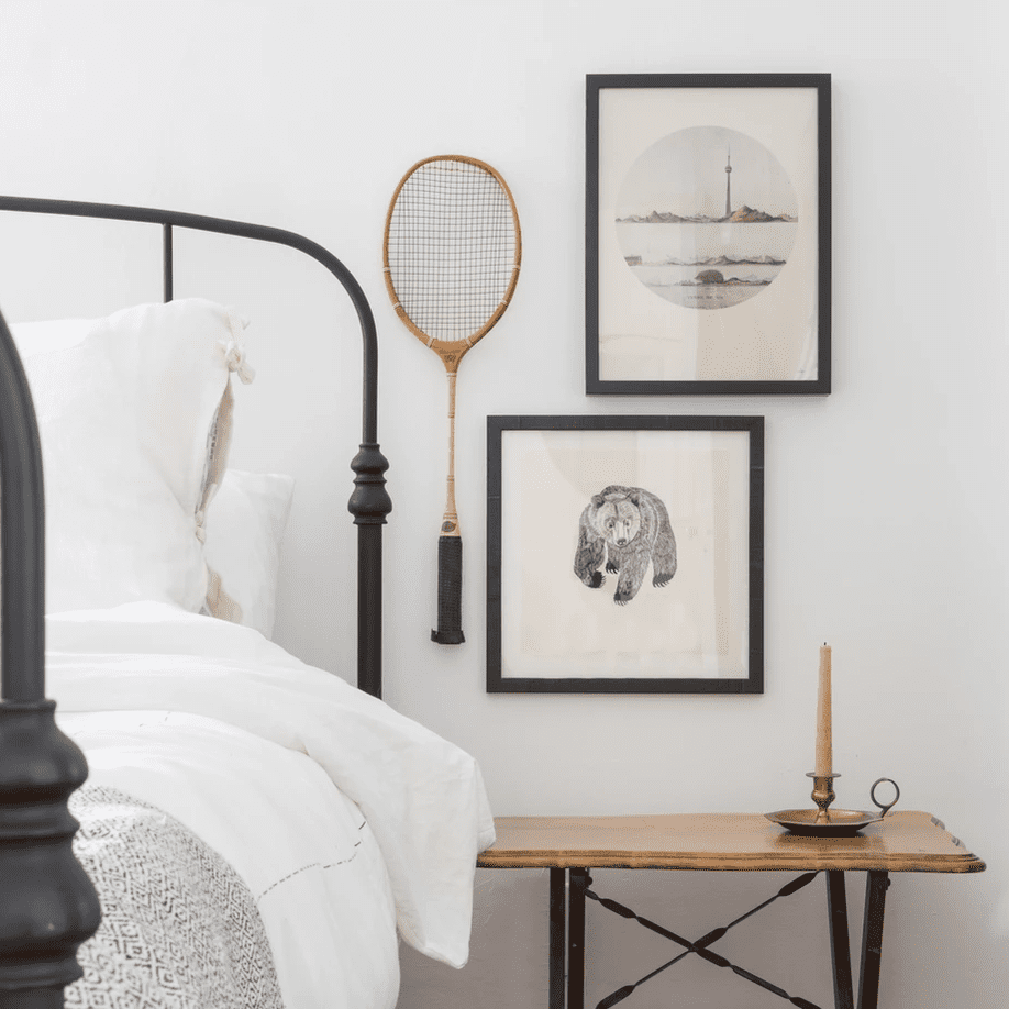 卧室里的三件套画廊墙