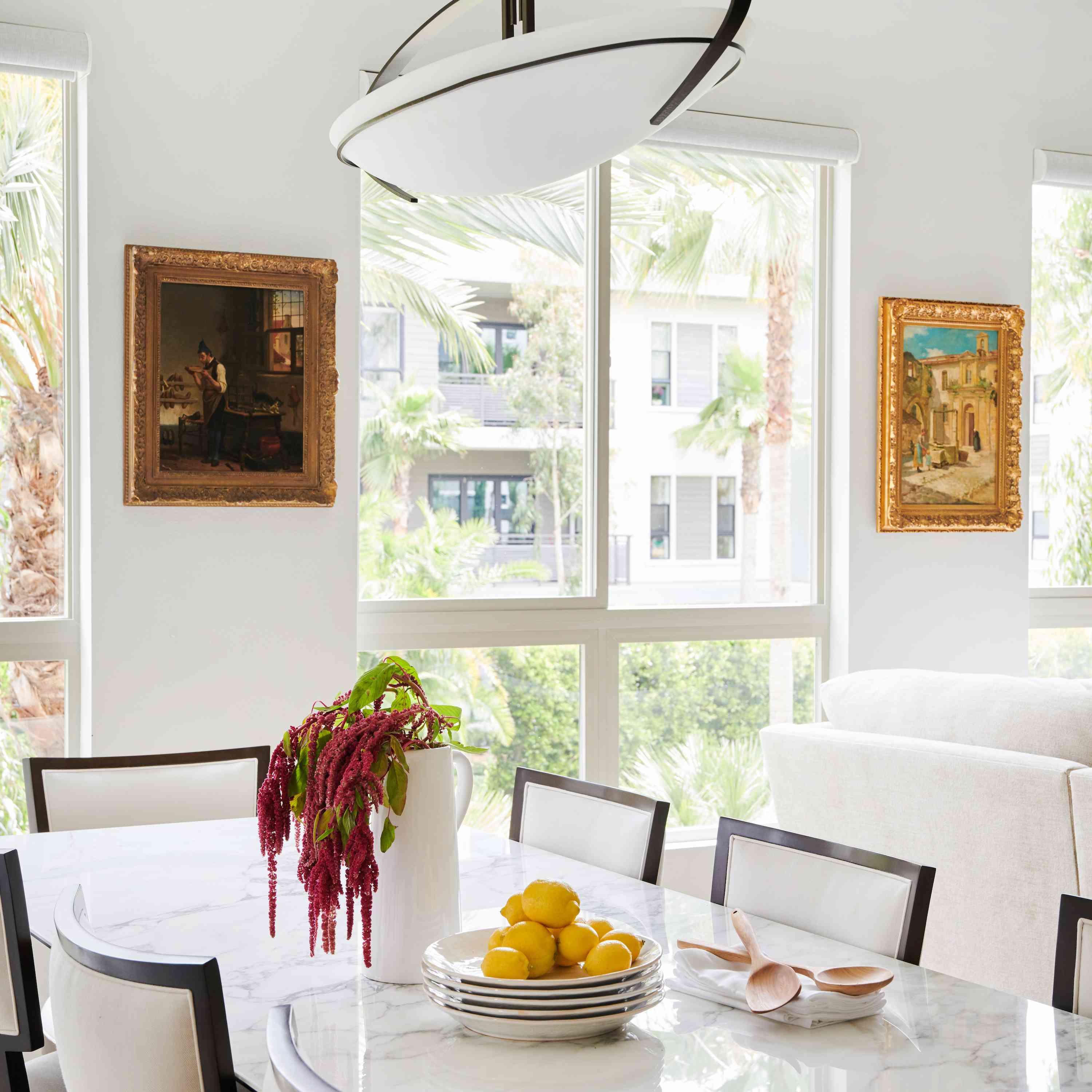 餐厅大理石桌。