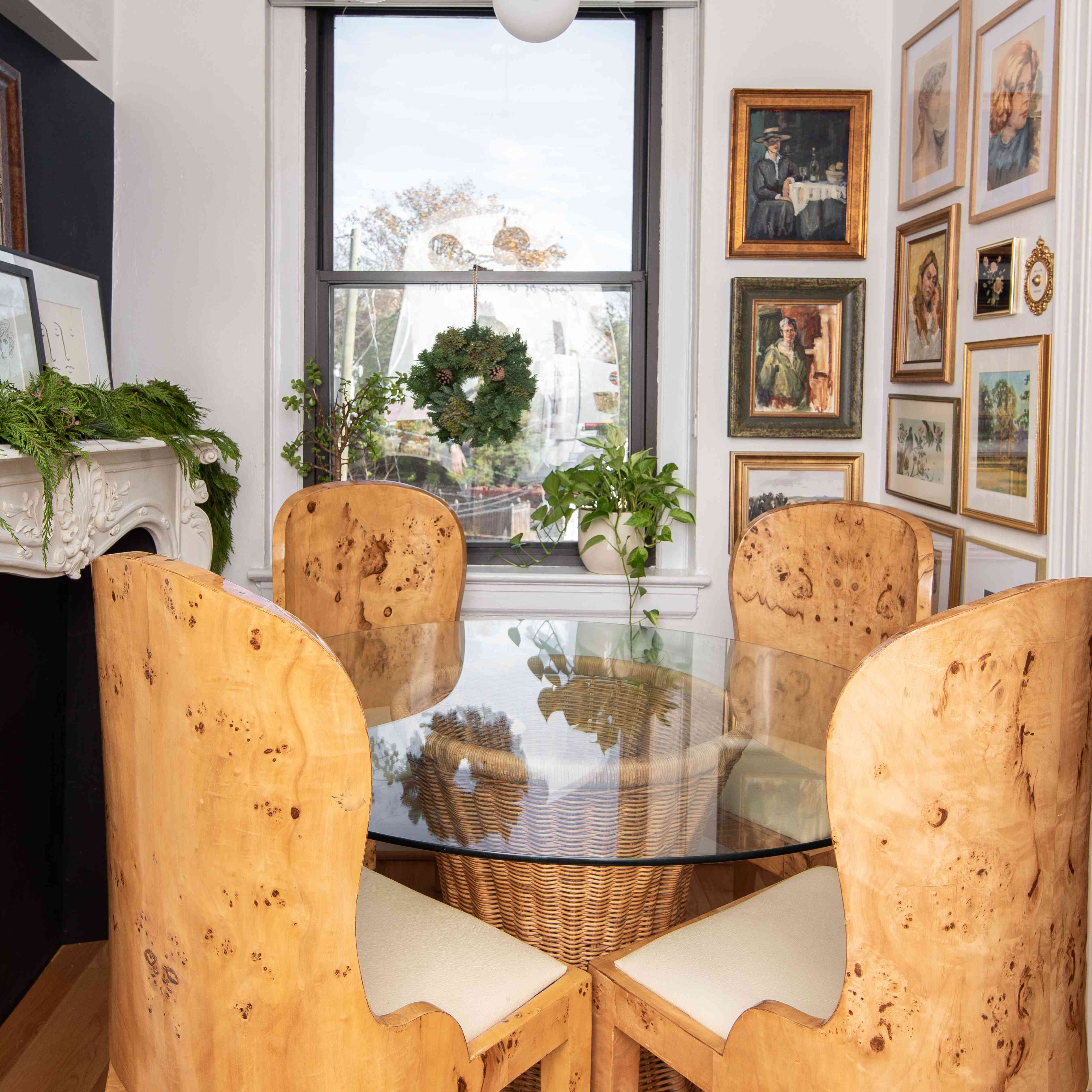 Burl木用餐椅子在桌上。