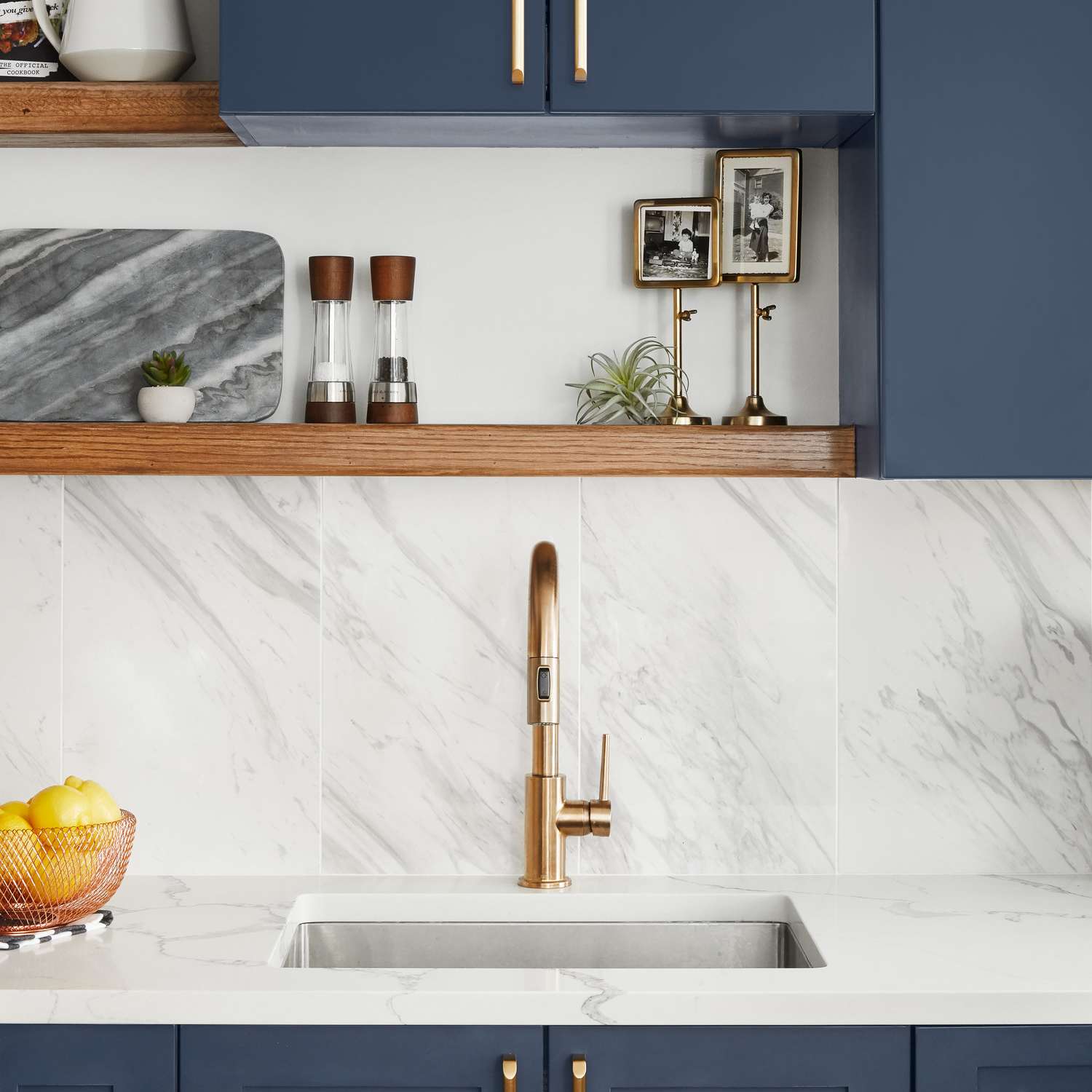 一个充满活力的蓝色厨房，有大理石逆墙