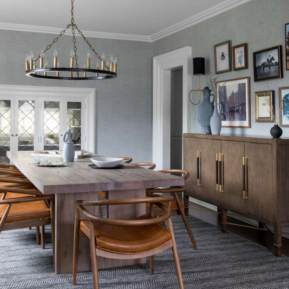 灰色的餐厅，木桌