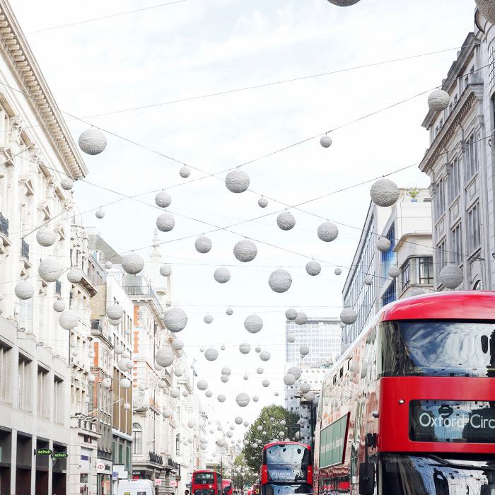 伦敦街头有双层巴士和纸灯笼挂开销。