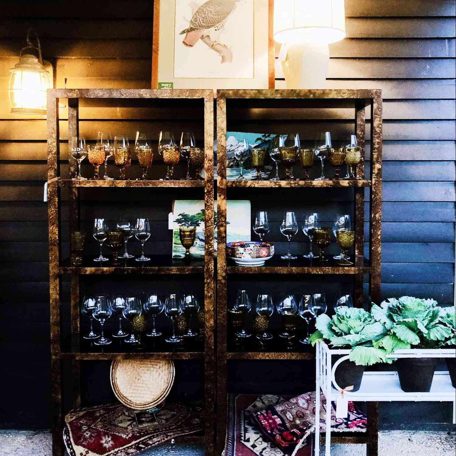 乌龟打印雪叶拿着酒杯。