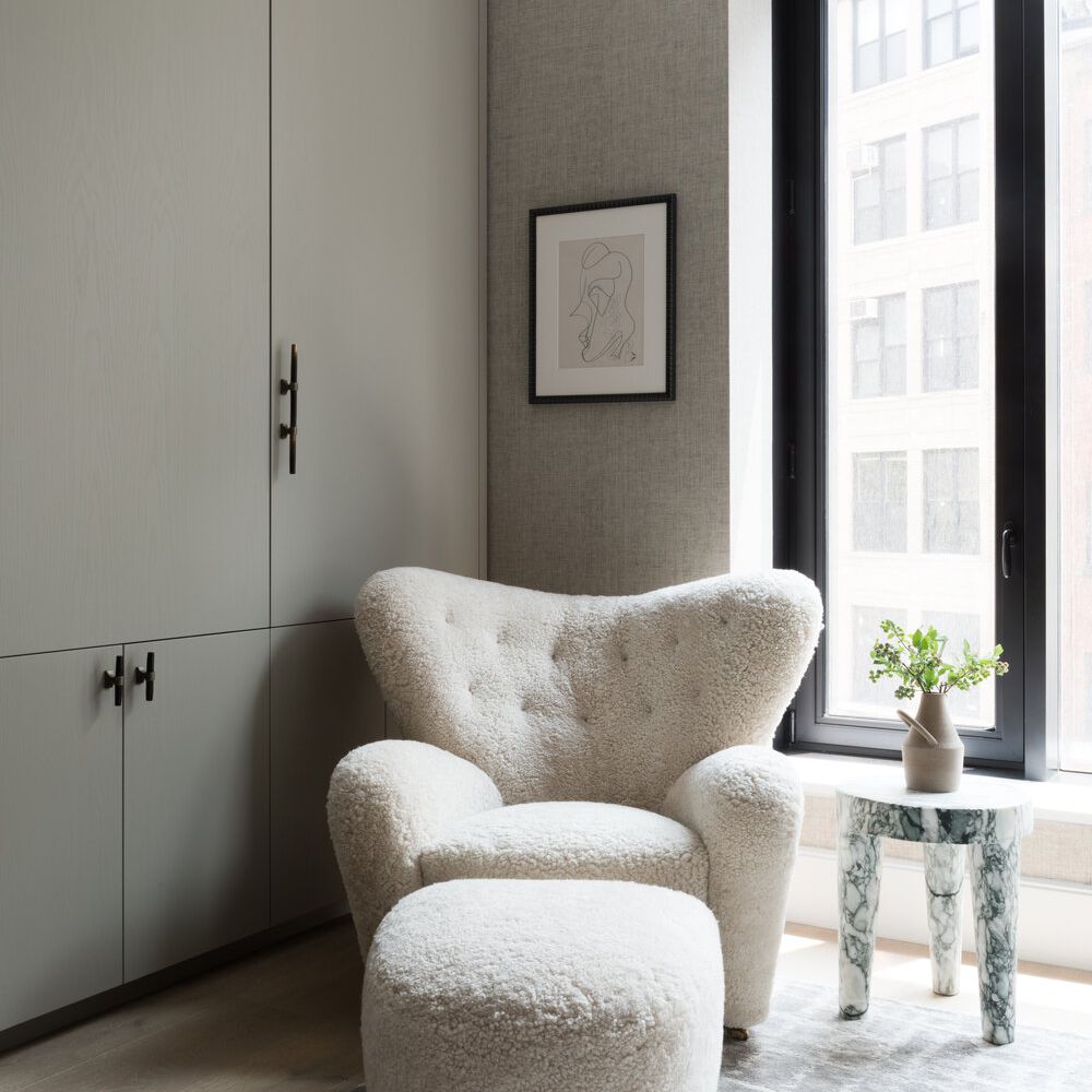 舒适的boucle重音椅与配套的奥斯曼。