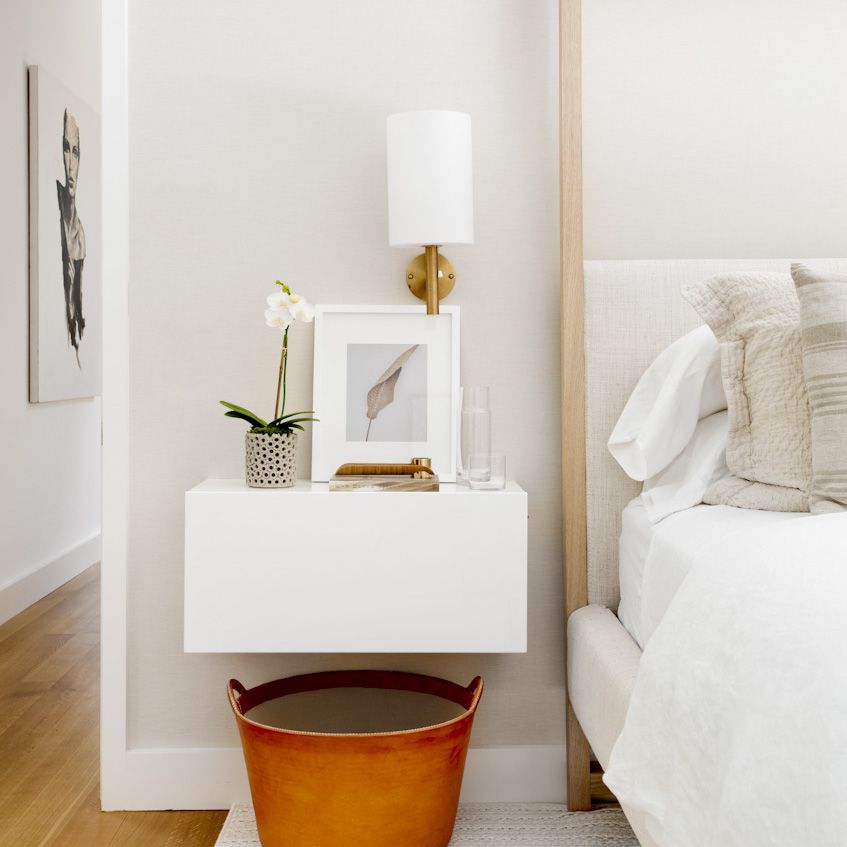 床头柜上的兰花