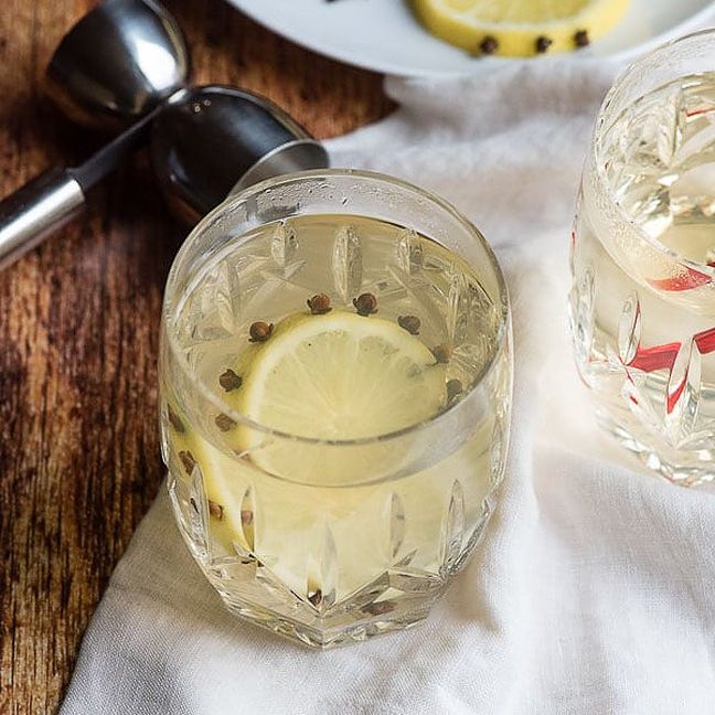 热托迪在一个玻璃杯。