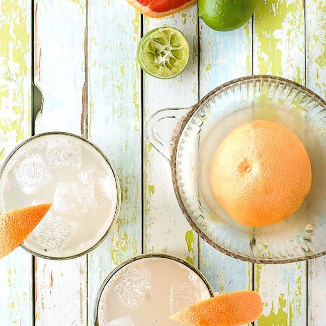 加了装饰的帕洛玛鸡尾酒旁边有一个大壶。