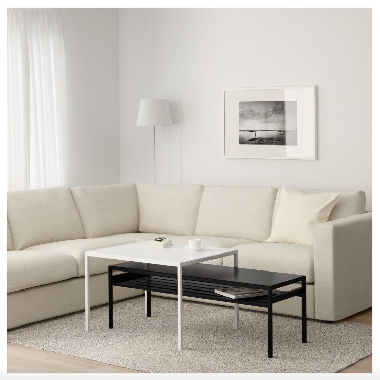 一个白色方形表嵌套在一个长方形的黑表。