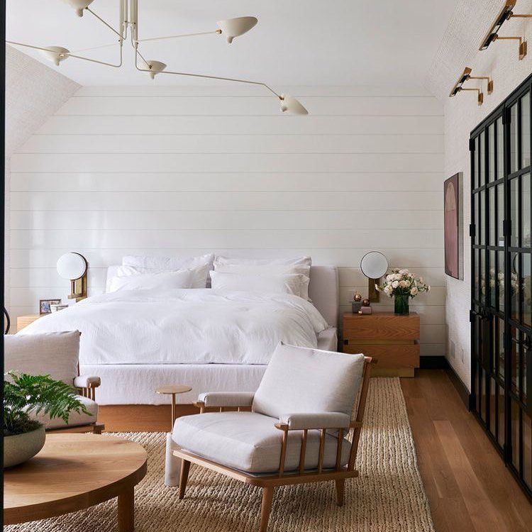 卧室配有椅子和灯具