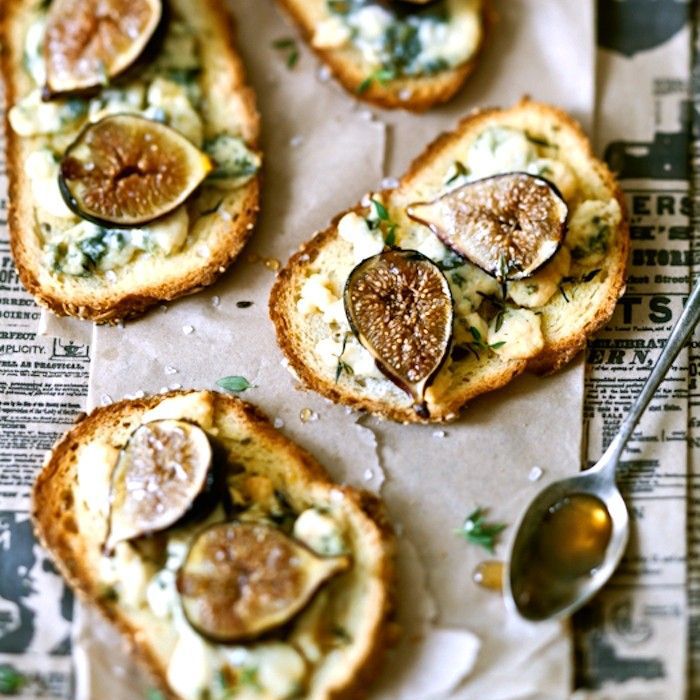 图，戈贡佐拉和蜂蜜面包片