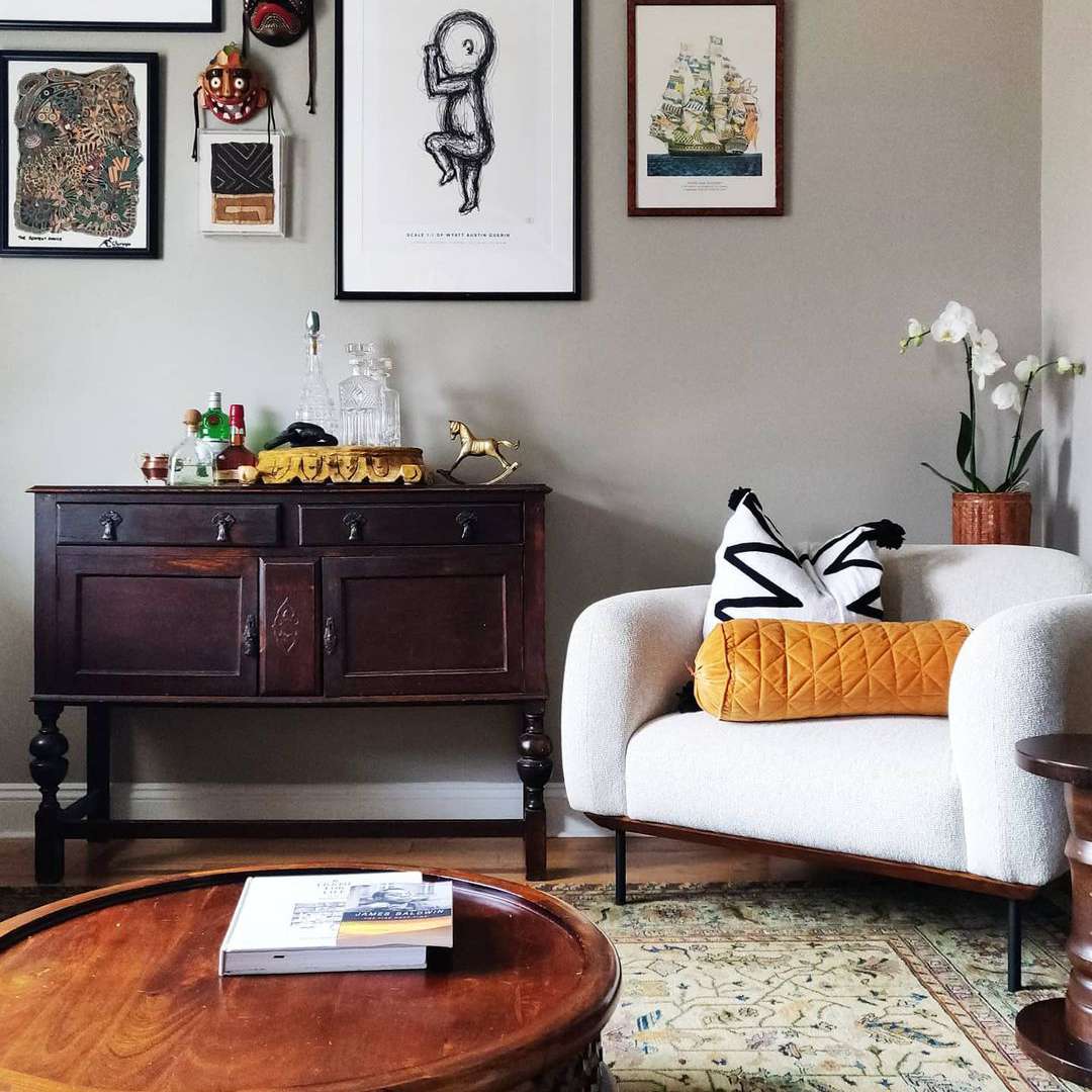 古色古香的木胸口在读nook。