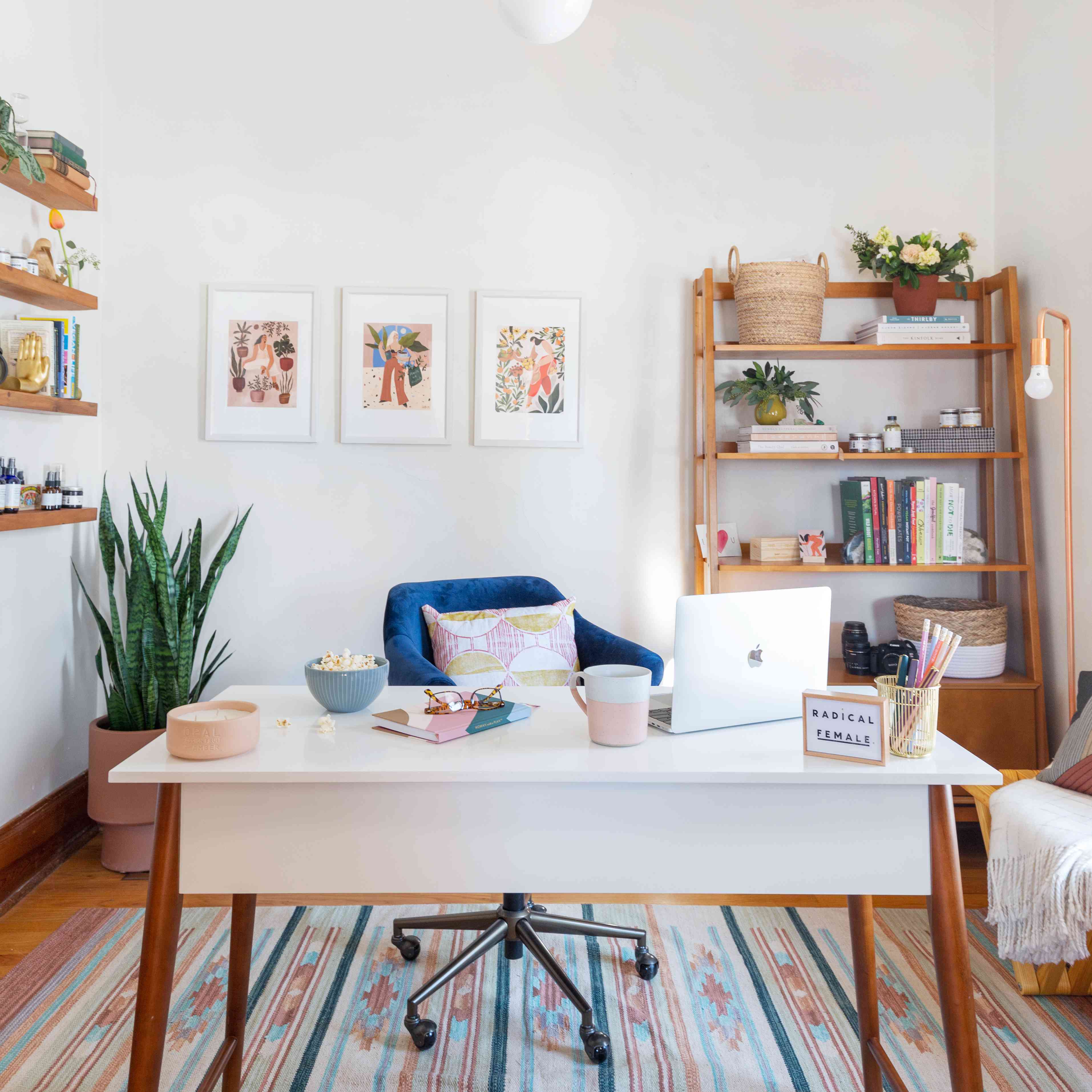 有植物的明亮办公室。