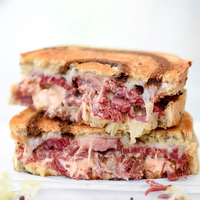 鲁宾三明治，慢炖锅咸牛肉