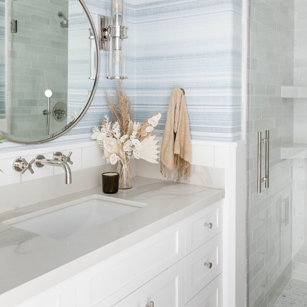 带圆形镜子的沙滩浴室