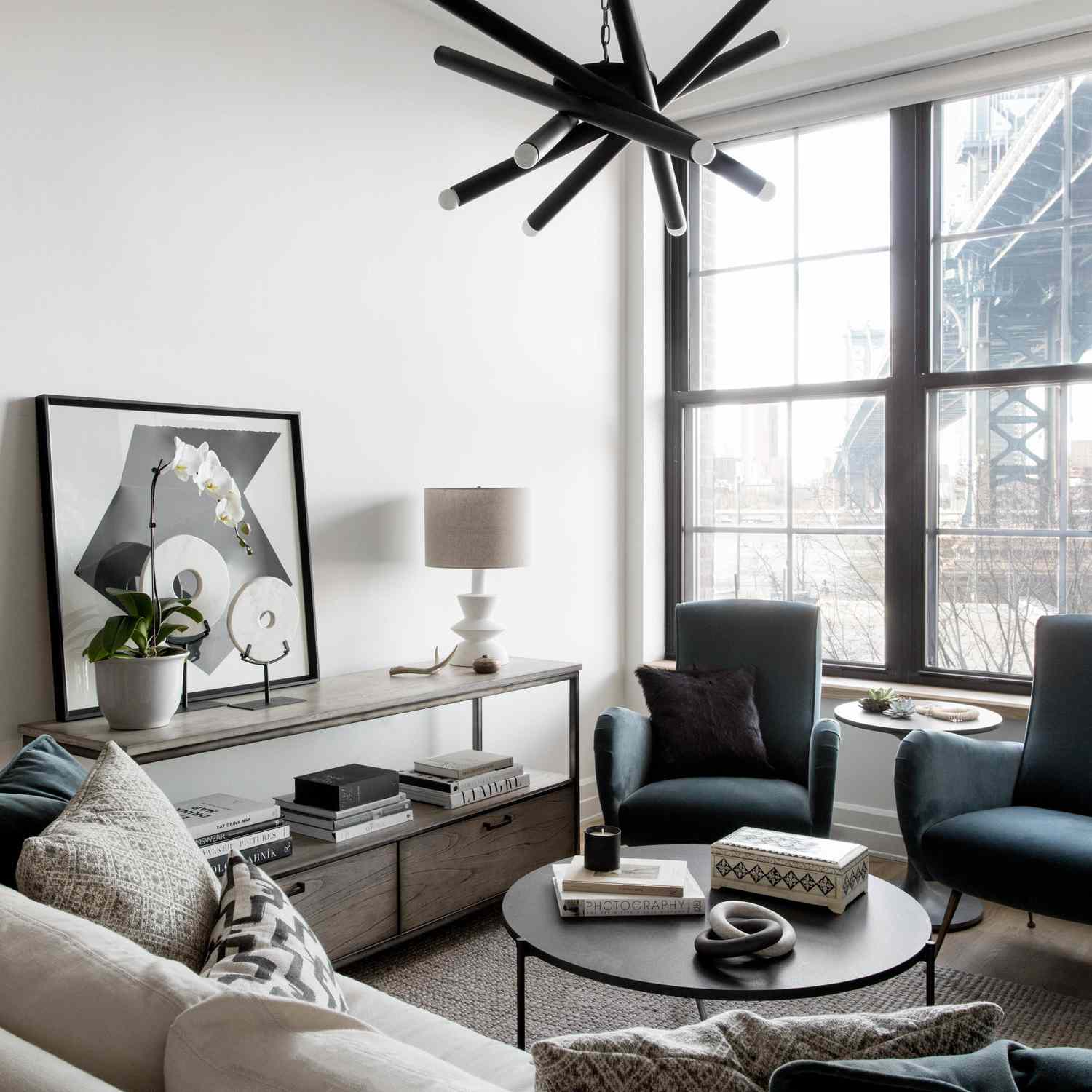 公寓客厅与黑色和白色几何枝形吊灯。