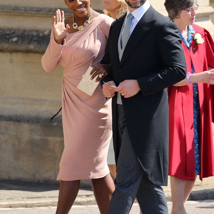 梅根和哈里的皇室婚礼嘉宾的行头:塞雷娜·威廉姆斯(Serena Williams)身穿范思哲(Versace)礼服，戴着宝格丽(Bulgari)项链