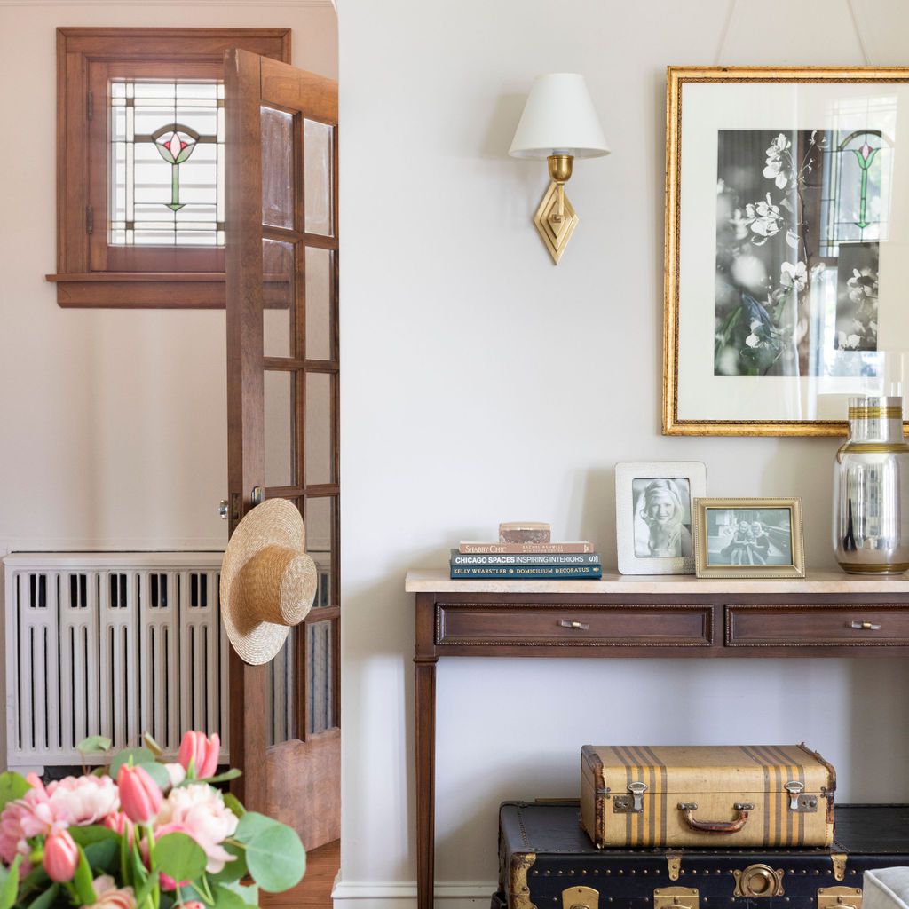 葡萄酒树干和装饰在入口处。