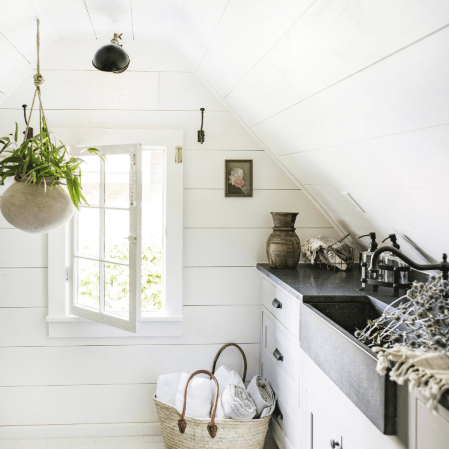 倾斜的天花板下的小厨房