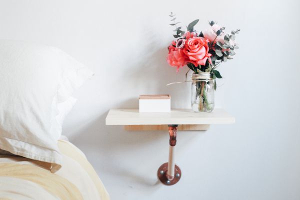 床头柜上放着鲜花。