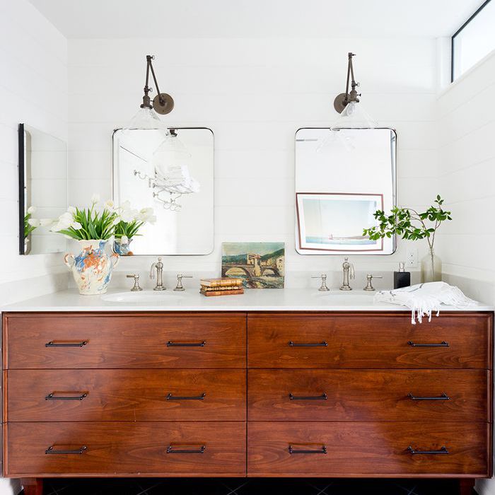 与大型瓷砖的浴室