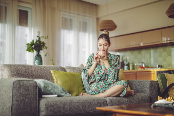 女人在家里喝咖啡