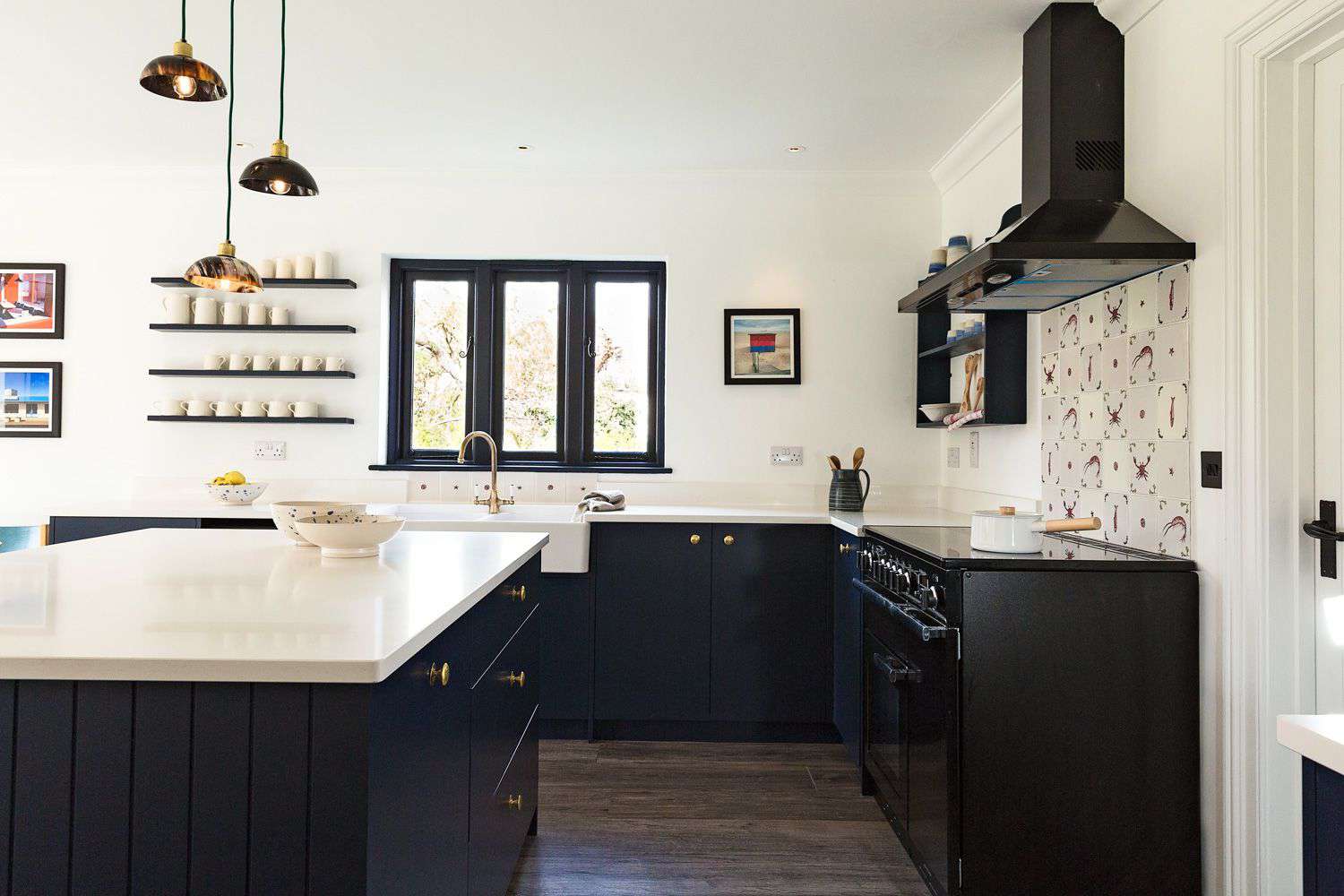 穆迪海军蓝厨房，配有海军蓝电器。