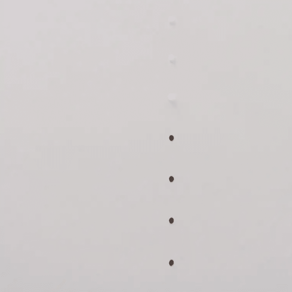 一个放大的锁定锁定系统，其中一些未使用的孔已插入