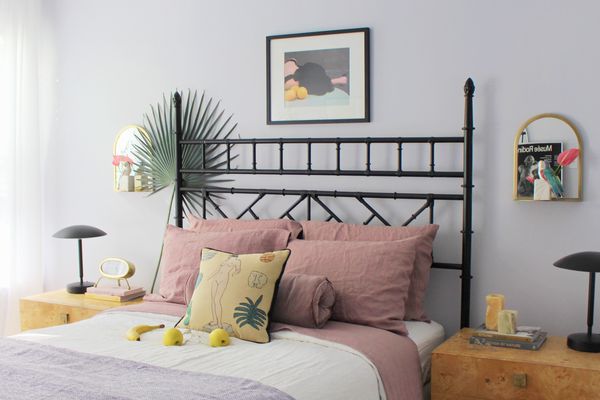 有淡紫色墙壁、淡紫色床单和淡紫色毯子的卧室