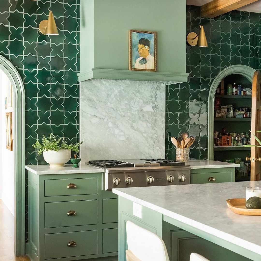 薄荷的绿色厨房有常绿瓷砖背板