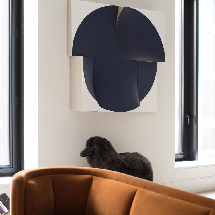 一个带深橙色沙发的房间和现代艺术的工作