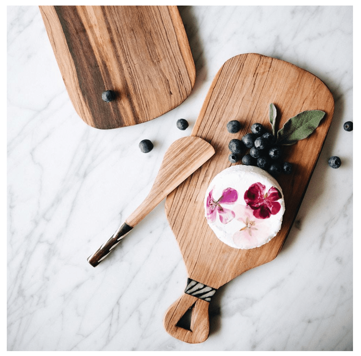 奶酪板镀蓝莓和白色奶酪的外皮与花印