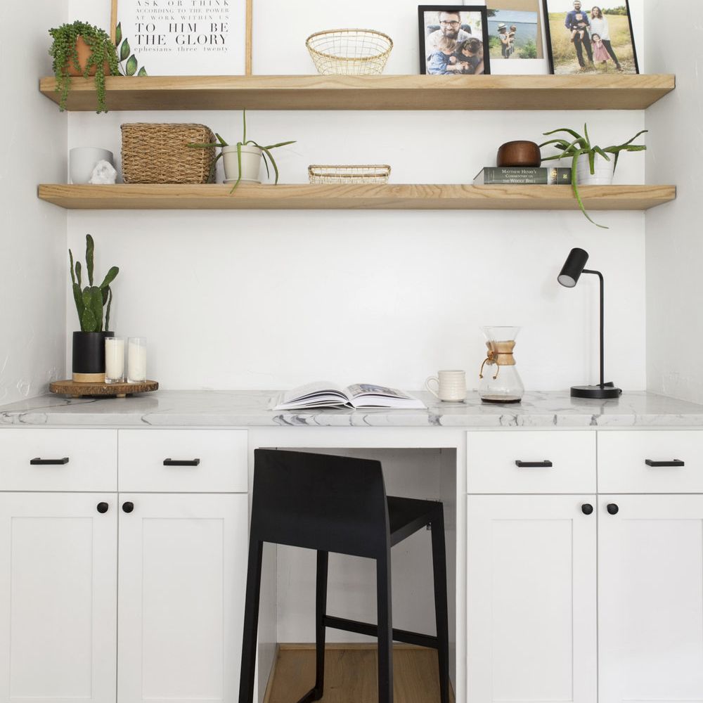 带有货架的内置桌子