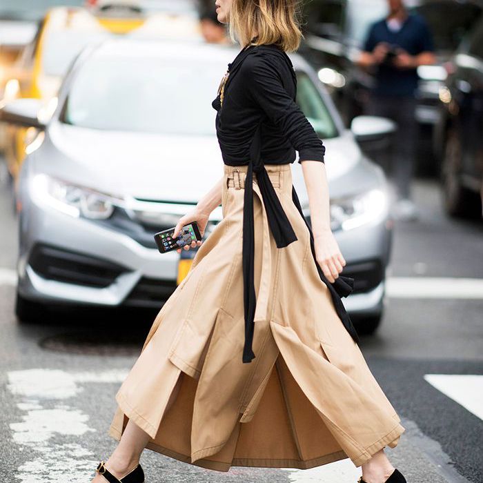 穿着纯黑色上衣、卡其色下装和有纹路的高跟鞋的女人