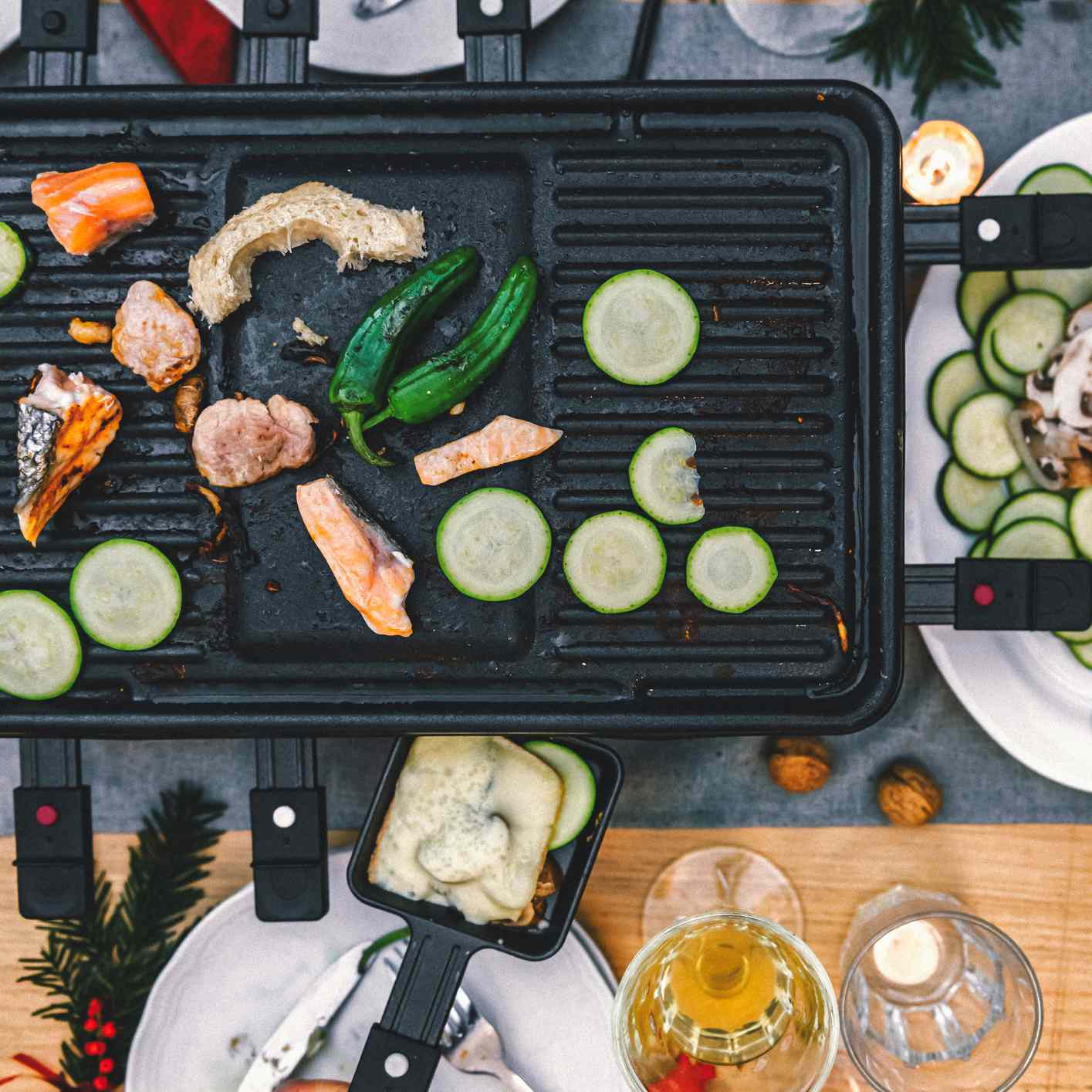 与蔬菜，辣椒芝士烤的开销出手了，融化的奶酪