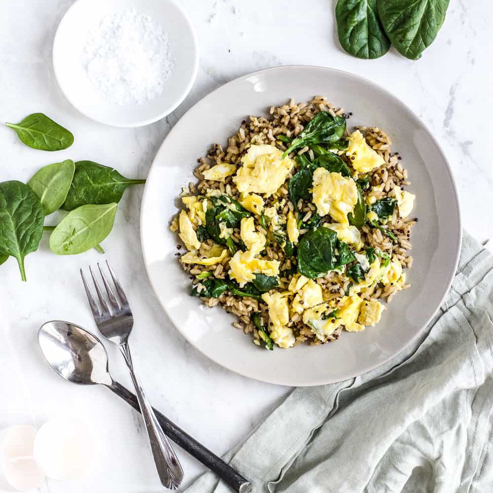 糙米早餐碗鸡蛋和菠菜