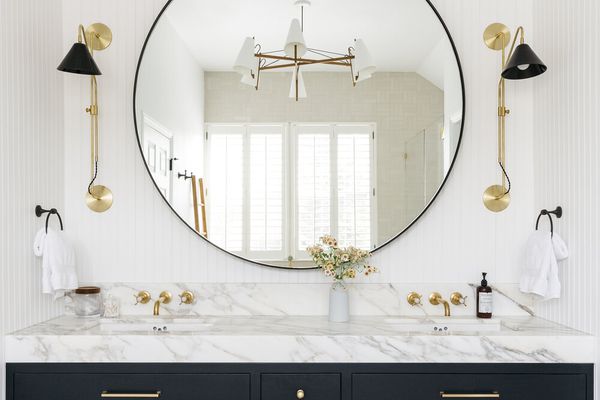 带大理石台面和内置后挡板的浴室