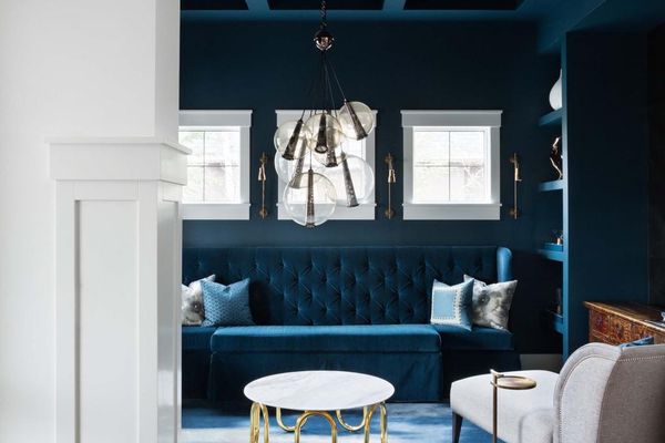 蓝色的房间，带有宽松天花板