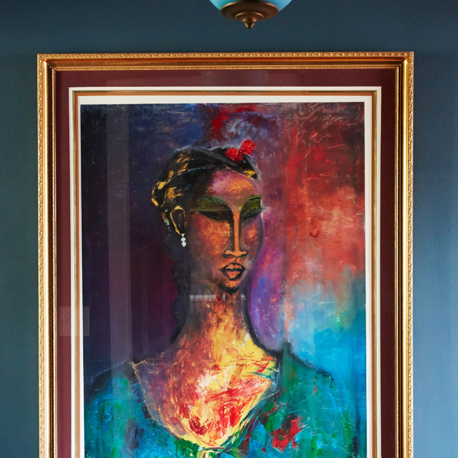 蓝吊灯挂框，画人像以上