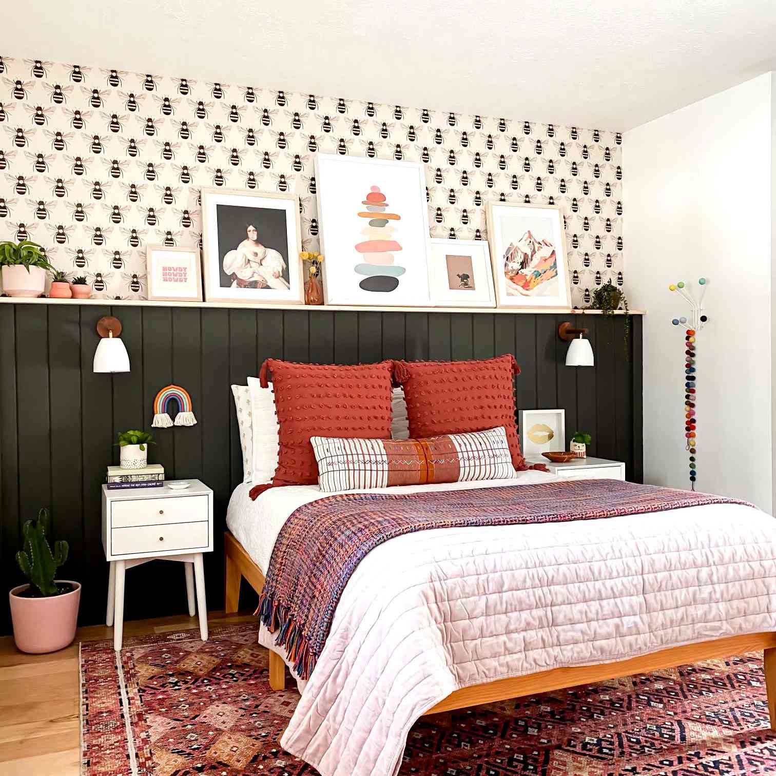 色彩鲜艳的卧室与猎人绿色船褶壁板