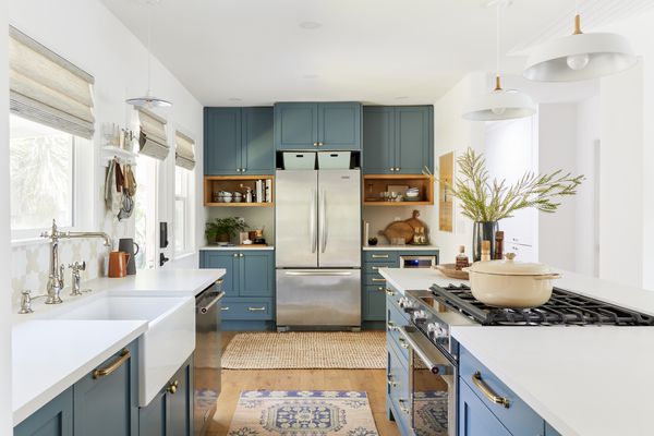 酷酷的加州风格厨房，蓝绿色橱柜。