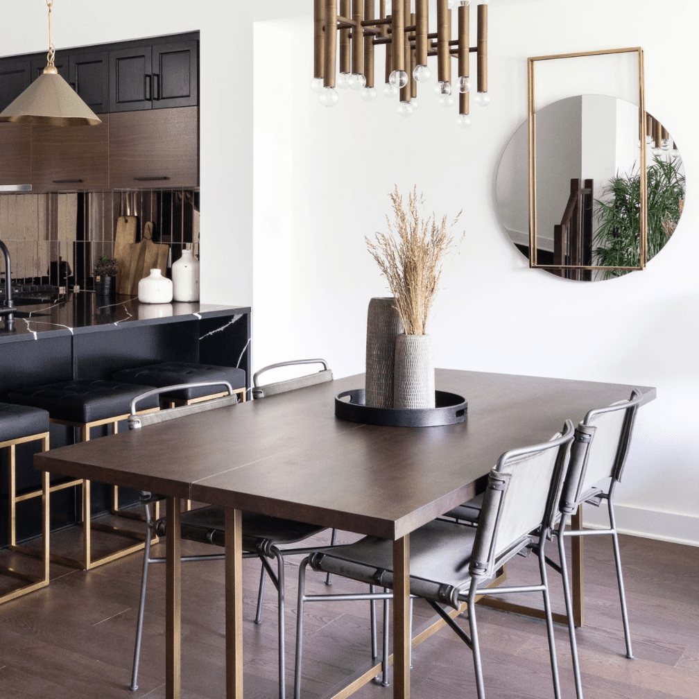 这是一张整洁的餐桌，上面装饰着两个灰色花瓶，放在一个黑色的小托盘里