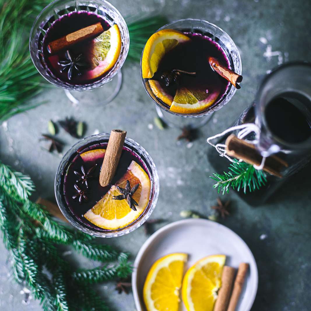 在与肉桂棒，八角橙片玻璃的热葡萄酒航拍。