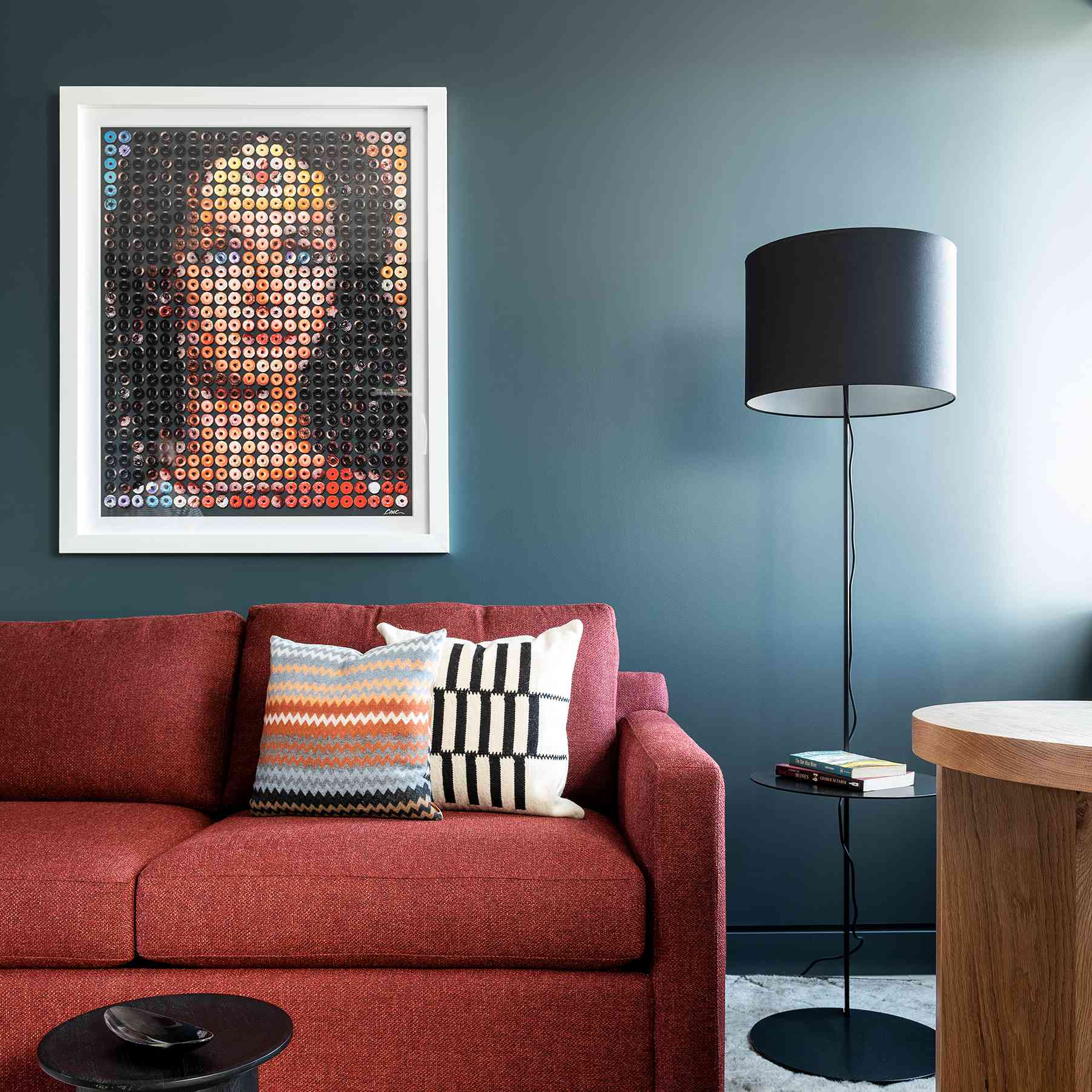 办公室有wonder女人portait和红色的沙发。