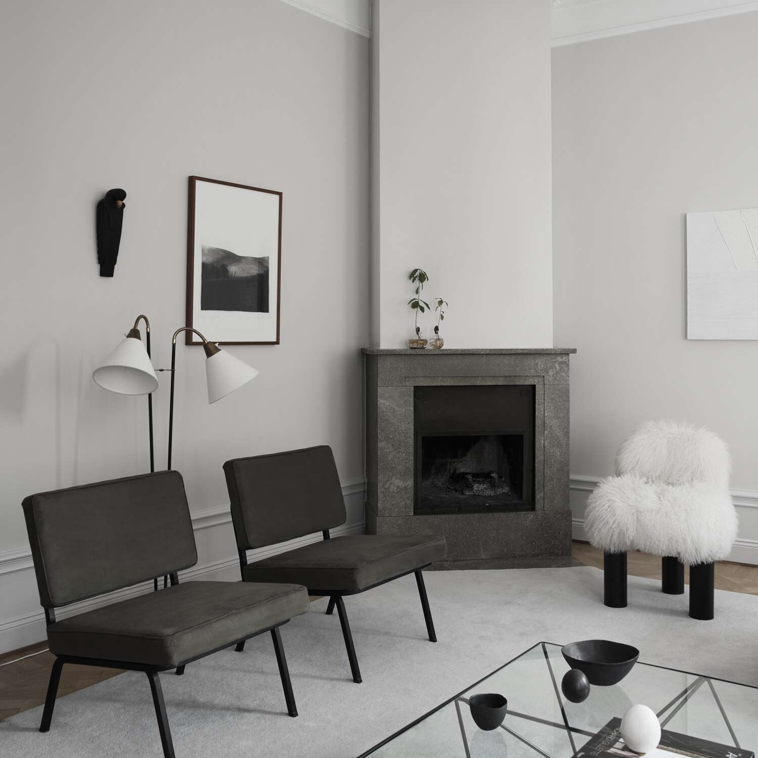 客厅配有石壁炉