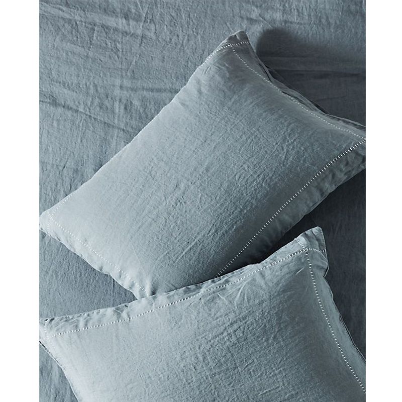 两个蓝色的床单枕套枕头里。