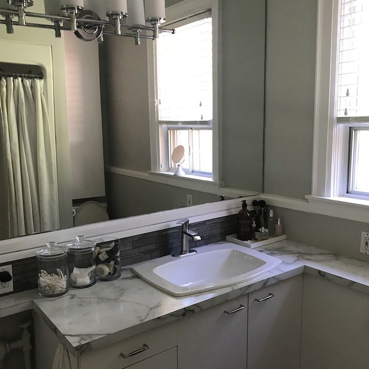 过时的浴室，大理石台面。