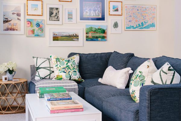 有大画廊墙的俏皮的客厅。