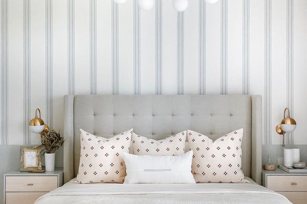 与中立枕头的新鲜的春天床上用品。