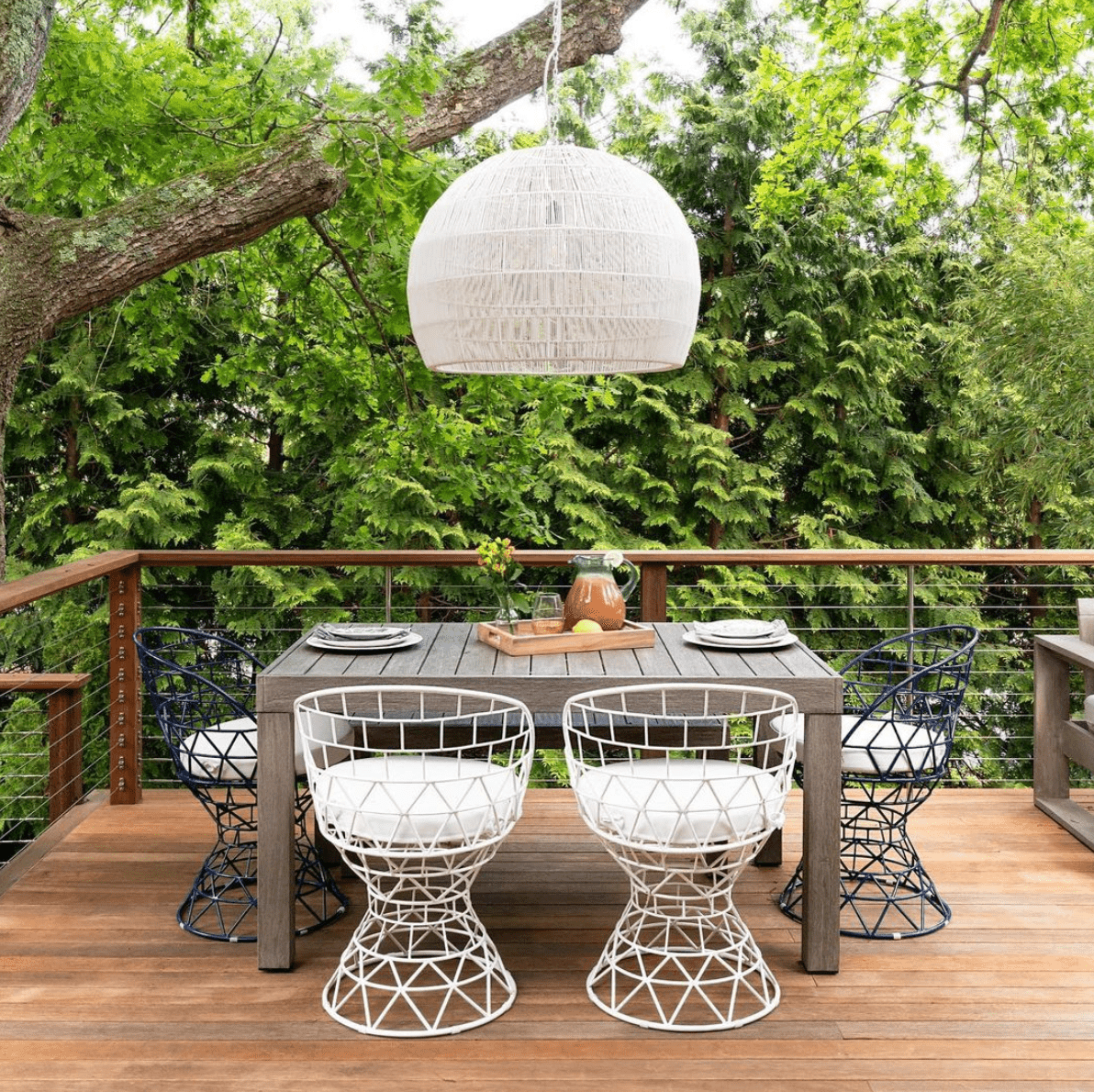 带餐厅桌子，几个雕塑椅子和一个大枝形吊灯的门廊